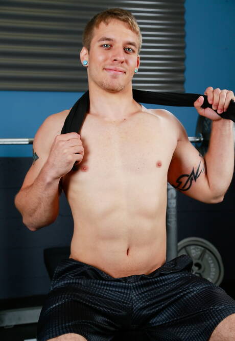 De gespierde Robert Longwood speelt met zijn pik