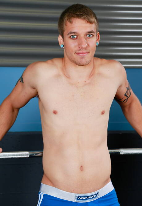 De gespierde Robert Longwood speelt met zijn pik