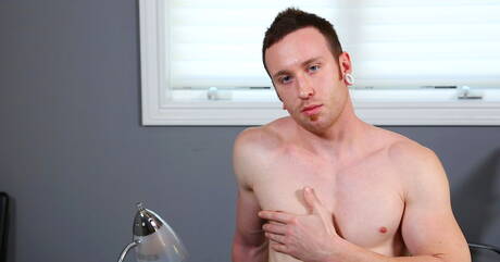 cara musculoso Ray masturbando seu pau