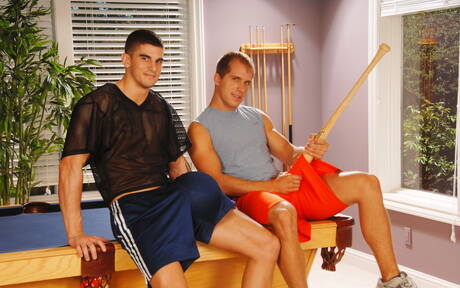 Dwóch amerykańskich chłopców, muskularny Brandon Lewis i przystojniak Tyler Torro, kochają się