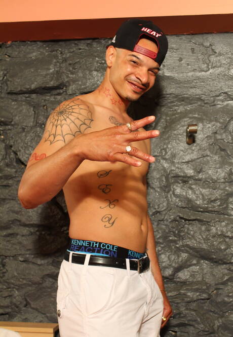 興奮した少年アステンゴ、クレイブ・ムーア、レッドAがアナルを掘る