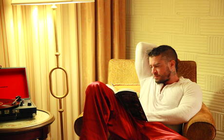 Der amerikanische harte Kerl Cody Cummings zieht seine Kleider aus