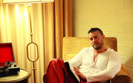 Der amerikanische harte Kerl Cody Cummings zieht seine Kleider aus