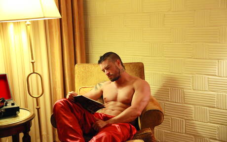 Der amerikanische harte Kerl Cody Cummings zieht seine Kleider aus