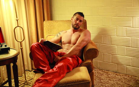 Der amerikanische harte Kerl Cody Cummings zieht seine Kleider aus