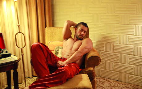 Der amerikanische harte Kerl Cody Cummings zieht seine Kleider aus