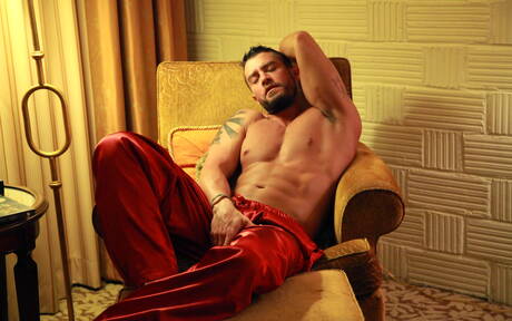 Der amerikanische harte Kerl Cody Cummings zieht seine Kleider aus