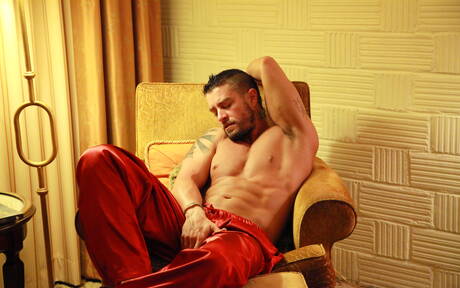 Der amerikanische harte Kerl Cody Cummings zieht seine Kleider aus