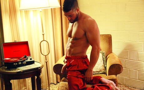 Der amerikanische harte Kerl Cody Cummings zieht seine Kleider aus