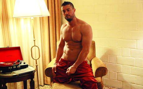 Der amerikanische harte Kerl Cody Cummings zieht seine Kleider aus