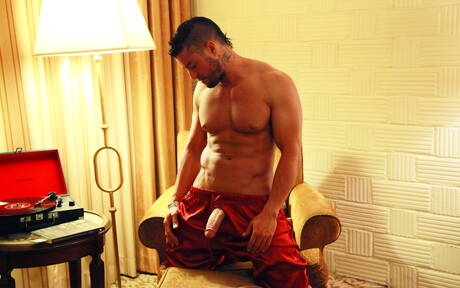 Der amerikanische harte Kerl Cody Cummings zieht seine Kleider aus