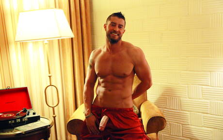 Der amerikanische harte Kerl Cody Cummings zieht seine Kleider aus