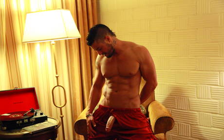 Der amerikanische harte Kerl Cody Cummings zieht seine Kleider aus