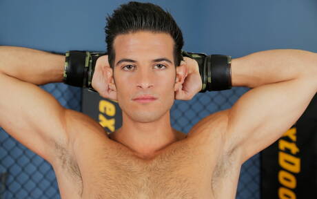 Le beau mec Joey Jay se masturbe