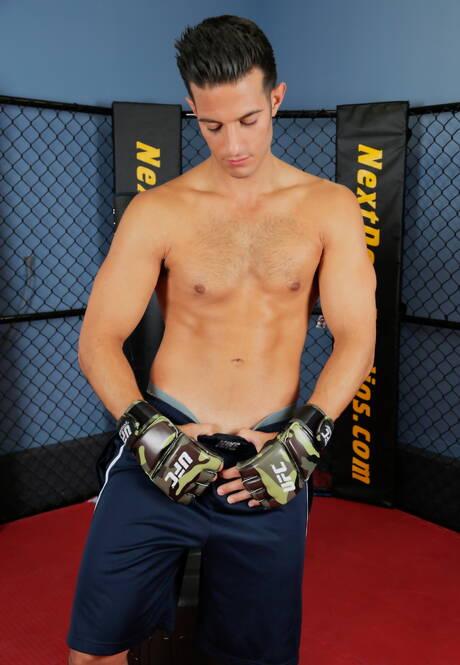 Hunky guy Joey Jay masturbating