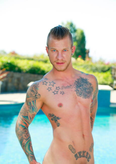 Le beau gosse américain Jaxon Colt et le super étalon Kaydin Bennett posent nus à la piscine