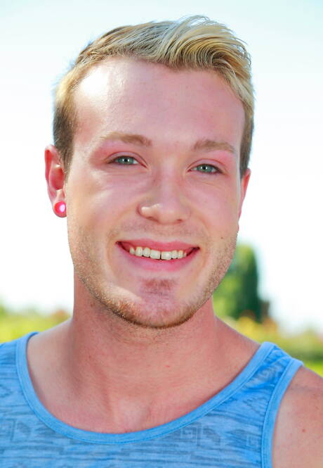 Le beau gosse américain Jaxon Colt et le super étalon Kaydin Bennett posent nus à la piscine