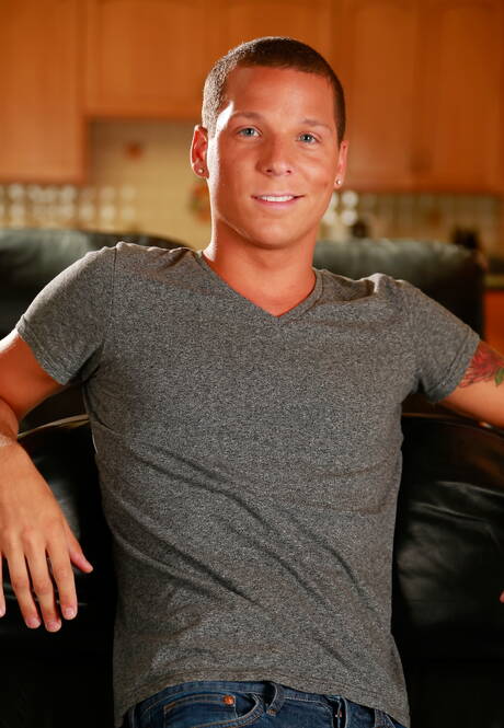 帥哥 Nick B 和帥氣小夥 Jake Piper 享受一場精彩的肛交