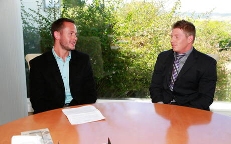 素敵なアメリカ人の仲間の肉付きの良いコール・クリスチャンセンとスーパースタッドのブレナー・ボルトンは屋外で熱いセックスをする