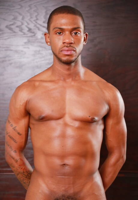 Der heiße Twink Pd Fox und der schwarze, attraktive Krave Moore in einer Schwanzlutschszene