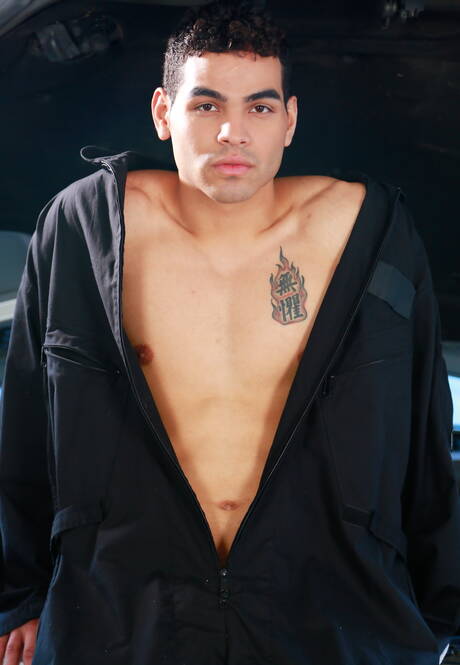 Der gut gebaute Latino Cameron Johnson wichst seinen Schwanz