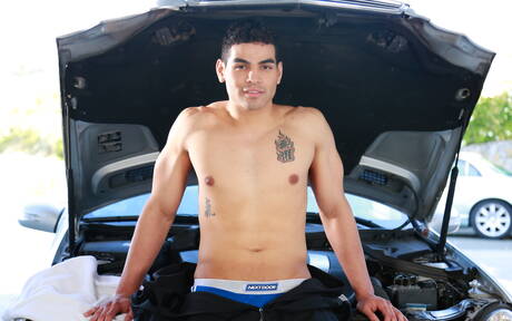 Der gut gebaute Latino Cameron Johnson wichst seinen Schwanz