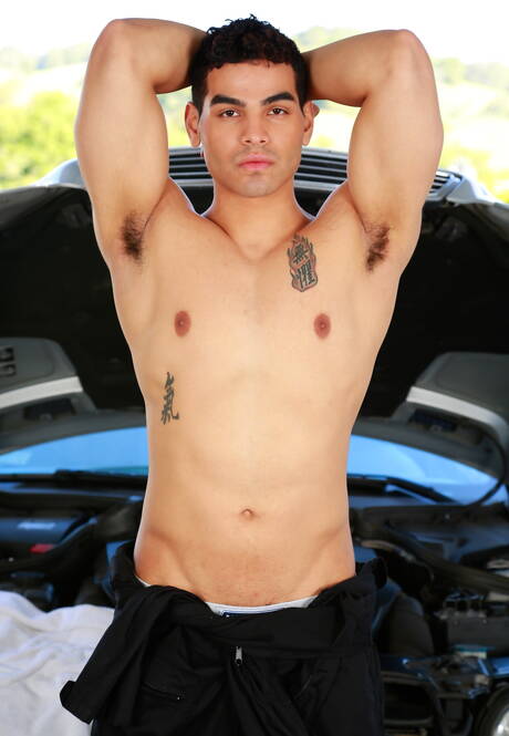 Der gut gebaute Latino Cameron Johnson wichst seinen Schwanz