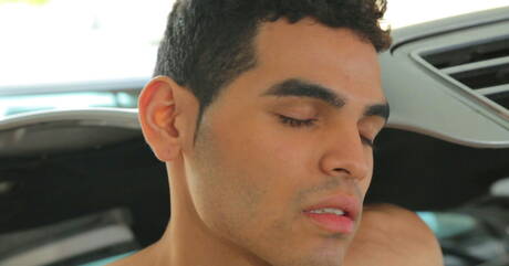 Der gut gebaute Latino Cameron Johnson wichst seinen Schwanz