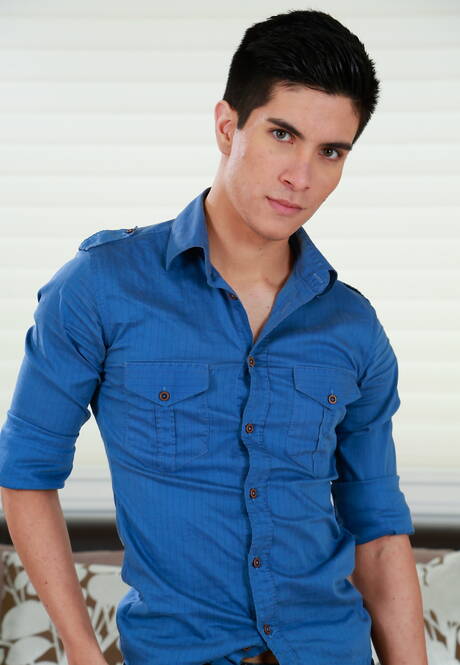 Der Muskelprotz Gabriel Bossa und der Muskelprotz Jerek Miles ficken in den Arsch, nachdem sie einen Schwanz gelutscht haben