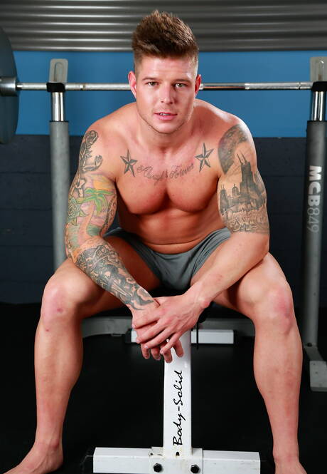 Sterke stier Brock Hammer masturbeert