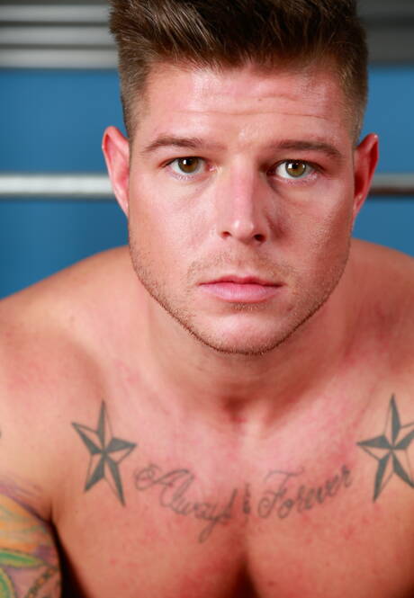 Sterke stier Brock Hammer masturbeert