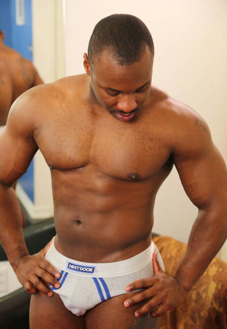 Der schwarze Muskelprotz Marc Williams und der Latino Draven Torres in einer Szene mit interracialem Schwanzlutschen