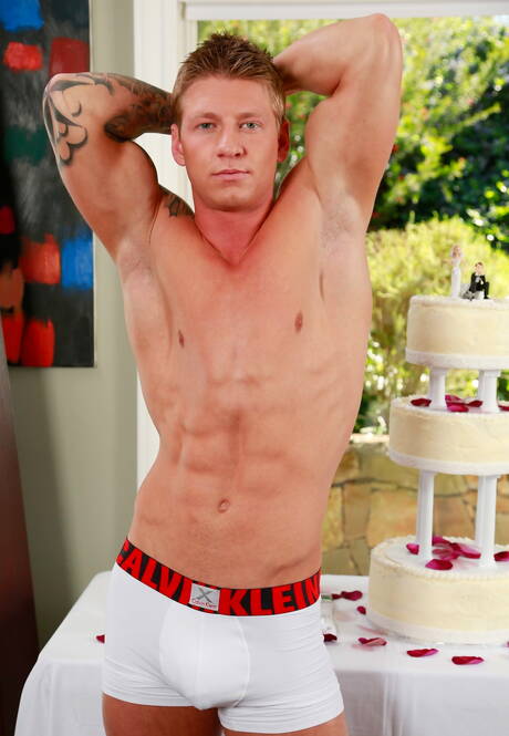 アメリカのスター、ハスキーな男コール・クリスチャンセンとタフガイのマーキー・モアが熱い尻を突き出す