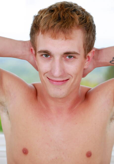 Der harte Kerl Jay Stoney posiert nackt im Badezimmer