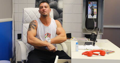 Il ragazzo husky americano Cody Cummings si masturba