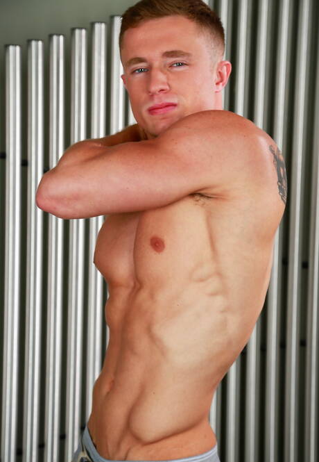 Les mecs américains chauds et poilus James Jamesson et le mec musclé Markie More ont une bonne relation sexuelle anale