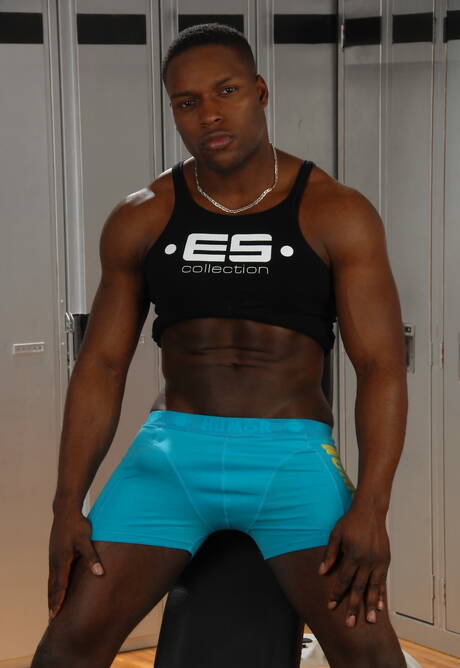 Le bodybuilder noir Tyler Price se branle la bite