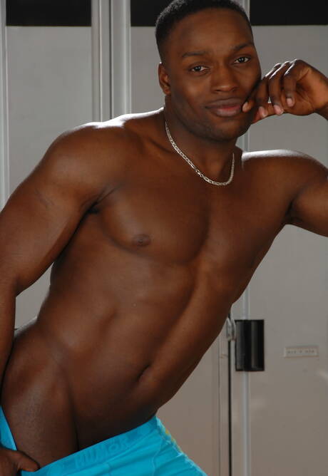 Le bodybuilder noir Tyler Price se branle la bite