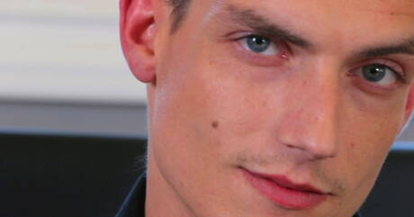 El corpulento Ellis Barr se masturba la polla