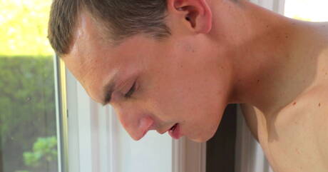 El corpulento Ellis Barr se masturba la polla