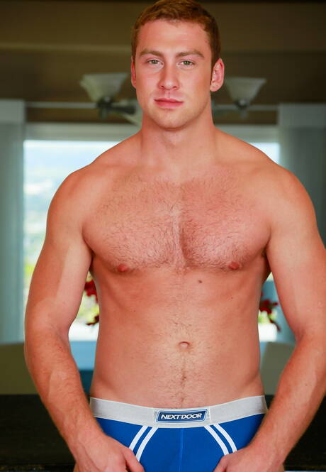 Connor Maguire, Drake Tyler et Josh Villa ont des relations sexuelles anales à trois dans la cuisine