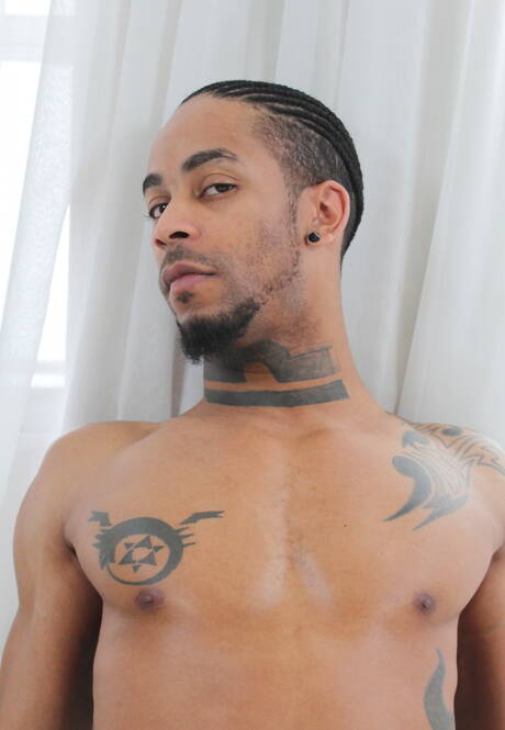 I ragazzi eccitati Jp Richards, Jin Powers e Jon Sheild in un bollente sesso anale a tre interrazziale