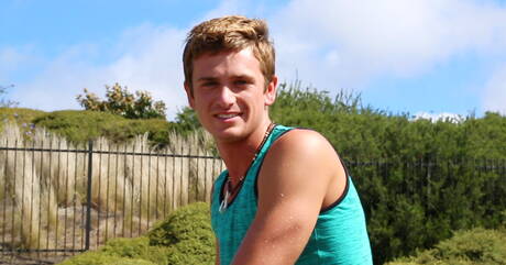 小男孩 Justin Tide 在戶外挑逗他的雞巴