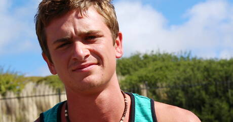 小男孩 Justin Tide 在戶外挑逗他的雞巴