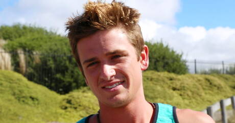 小男孩 Justin Tide 在戶外挑逗他的雞巴