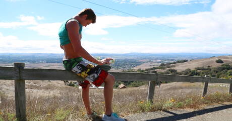 小男孩 Justin Tide 在戶外挑逗他的雞巴