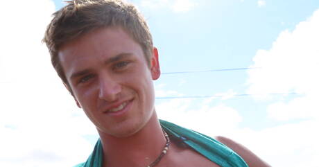 小男孩 Justin Tide 在戶外挑逗他的雞巴