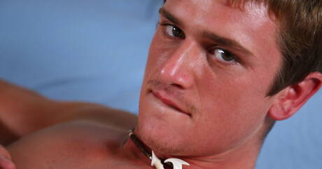 小男孩 Justin Tide 在戶外挑逗他的雞巴