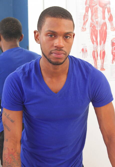 Sexy Amerikaner, der attraktive Krave Moore und der Otter Tyce Jax in einer interrassischen Liebe