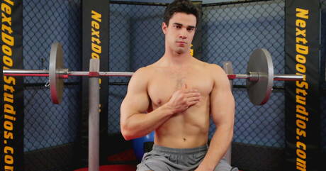 El fuerte toro Chad se masturba